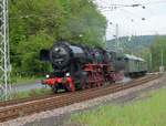 52 8195 am 30.04.18 mit einem Sonderzug von Gerolstein nach Trier, kurz vor Ehrang.