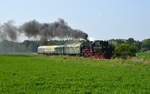 52 8154 der Leipziger Eisenbahnfreunde war am 12.05.18 mit einem Sonderzug in Wörlitz zu Gast. Die Rückfahrt nach Leipzig wurde Tender voran angetreten. Hier passiert der Sonderzug Jüdenberg Richtung Burgkemnitz.