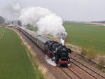 Der 52 8195-1 mit Sonderzug zwischen Bahnhöfe Bautzen und Bischofswerda am 13. April 2019