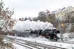 Die 52 8177 mit einem Sonderzug quer durch Berlin.