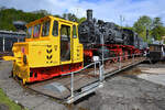 Die 1915 bei Henschel gebaute G�terzugdampflokomotive 055 345-3 wurde gerade vom Akkuschleppfahrzeug ASF-61 EMMA auf die Drehscheibe des Eisenbahnmuseums in Bochum gezogen. (April 2026)