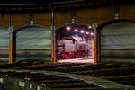 Blick in den erleuchteten Lokschuppen des S�chsischen Eisenbahnmuseums Chemnitz-Hilbersdorf, wo  57 3297 abgestellt ist, 12.03.2022 
