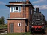 57 3297 steht am 25.08.2007 vor dem Stellwerk im Bw Chemnitz - Hilbersdorf.