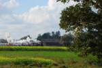 57 2770 fhrt durch die Landschaft zwischen Pocking und Sulzbach.
Mit Fotogterzug am 17.10.2008