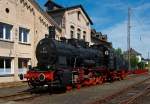 
Die Schlepptender-Güterzuglokomotive 57 3088 (preuß. G10), Baujahr 1922 bei Rheinmetall, am 18.08.2012 im Südwestfälische Eisenbahnmuseum in Siegen, hier steht sie vor dem Gebäude der ehemaligen Lokleitung des Bw Siegen. Kurz vor der z-Stellung am 10.06.1968 wurde sie zum 01.01.1968 noch in 057 088 umgezeichnet. Am 24.06.1970 schied sie aus dem Bestand der DB aus. Von 1974 bis 2002 war sie als Denkmal auf dem Gelände des Bahnbetriebswerks Haltingen aufgestellt. Ein paar Daten zur G10 noch: Die Bauart ist E h2,  Gattung G 55.15, sie hat eine Leitung von 1.100 PS die sie auf eine Höchstgeschwindigkeit von 60 km/h bringen.