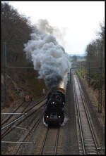 Ausgebremste Parallelfahrt: Zur Enttäuschung der vielen Fotografen auf der Brücke in Klingenberg führte UEF 58 1111-2 allein den Sonderzug DZ 26320 Dresden Hbf - Freiberg/Sachs über die letzten Meter der Tharandter Rampe. Der bis dahin nebenher gefahrene Güterzug wurde durch das  Halt  zeigende Einfahrsignal des Bf. Klingenberg-Colmnitz ausgebremst. Der entgegenkommende Planverkehr zwang den Fotogüterzug auf des Ausweichgleis.