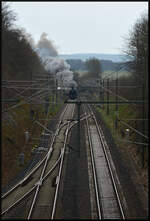 Ausgebremste Parallelfahrt: Zur Enttäuschung der vielen Fotografen auf der Brücke in Klingenberg bog UEF 58 1111-5 allein mit dem Sonderzug DZ 26320 Dresden Hbf - Freiberg/Sachs um die letzte Kurve der Tharandter Rampe. Der bis dahin nebenher gefahrene Güterzug wurde durch das  Halt  zeigende Einfahrsignal des Bf. Klingenberg-Colmnitz ausgebremst. Der entgegenkommende Planverkehr zwang den Fotogüterzug auf des Ausweichgleis.