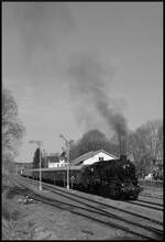 UEF 58 1111 (NVR: 90 80 0058 311-6 D-UEF) am 18.04.2026 mit dem GleisGlück-Sonderzug DZ 88724 Chemnitz - Schlettau - Chemnitz. Die 1921 gebaute Dampflok (MBG - Maschinenbau-Gesellschaft Karlsruhe, Fabriknummer: 2153) war auf ihrer ersten Erzgebirgsrunde unterwegs und verließ hier den Bahnhof Schlettau/Erzgebirge.