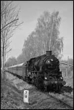 UEF 58 1111 (NVR: 90 80 0058 311-6 D-UEF) am 18.04.2026 mit dem GleisGlück-Sonderzug DZ 88724 Chemnitz - Schlettau - Chemnitz. Die 1921 gebaute Dampflok (MBG - Maschinenbau-Gesellschaft Karlsruhe, Fabriknummer: 2153) war auf ihrer ersten Erzgebirgsrunde unterwegs und war hier kurz vor dem Bahnhof Schlettau/Erzgebirge.