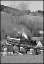 UEF 58 1111 (NVR: 90 80 0058 311-6 D-UEF) am 18.04.2026 mit dem GleisGlück-Sonderzug DZ 88724 Chemnitz - Schlettau - Chemnitz. Die 1921 gebaute Dampflok (MBG - Maschinenbau-Gesellschaft Karlsruhe, Fabriknummer: 2153) war auf ihrer ersten Erzgebirgsrunde unterwegs und arbeitete sich hier über die bekannte Schwimmbad-Brücke die Steigung nach Scheibenberg hinauf. Am Schluss schob die grün-weiße V100 003 (201 003-1 DB Museum Nürnberg) den aus acht Wagen bestehenden Zug nach.