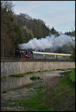 UEF 58 1111 (NVR: 90 80 0058 311-6 D-UEF) am 18.04.2026 mit dem GleisGlück-Sonderzug DZ 88724 Chemnitz - Schlettau - Chemnitz. Die 1921 gebaute Dampflok (MBG - Maschinenbau-Gesellschaft Karlsruhe, Fabriknummer: 2153) war auf ihrer ersten Erzgebirgsrunde unterwegs und fuhr hier in Einsiedel an der Stützmauer der Zwönitz entlang. Am Schluss schob die grün-weiße V100 003 (NVR: 92 80 1201 003-1 D-DB, DB Museum Nürnberg) den aus acht Wagen bestehenden Zug nach.