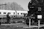 58 261 auf der Drehscheibe im Bw Chemnitz-Hilbersdorf. Die Statisten taten ihr übriges zur Stimmung, 12.03.2022