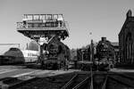 50 3628 wird unterhalb des Kohlebunkers im Bw Chemnitz-Hilbersdorf positioniert - 58 261 wurde gedreht und ist gerade von der Drehscheibe gerollt, 12.03.2022