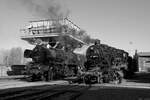 Dampf unter dem Kohlebunker, leider sind 50 3628 und 58 261 nicht mehr unter Dampf. F�r die Fotografen sorgt eine Nebelmaschine f�r die passende Stimmung. (Chemnitz-Hilbersdorf, 12.03.2022)