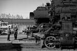 Auch die Museumsehrenamtlichen betrachten ihre Schmuckst�cke 58 261 und 50 3628 (Chemnitz-Hilbersdorf, 12.03.2022)