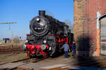 Gut gepflegt pr�sentiert sich die rollf�hige 58 261 im Bw Chemnitz-Hilbersdorf, 12.03.2022