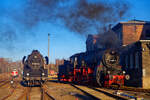 50 3628 und 58 261 dampfen vor der Lokleitung im Bw Chemnitz-Hilbersdorf. Im Hintergrund gl�nzen 118 782 und 346 852 um die Wette (Das Foto entstand im Rahmen einer Fotoveranstaltung, Gleisbereich durfte betreten werden), 12.03.2022