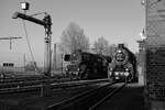 Vieles an alter Infrastruktur ist im Bw Chemnitz-Hilbersdorf geblieben. So auch der alte Wasserkran an dem sich 50 3628 und 58 261 eingefunden haben. W�ren die modernen Oberleitungsmasten im Hintergrund nicht k�nnte das Bild auch deutlich �lter sein, 12.03.2022