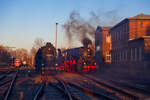 Im letzten Licht dampfen 50 3628 und 58 261 vor der Lokleitung in Chemnitz-Hilbersdorf vor sich hin. (Das Foto entstand im Rahmen einer Fotoveranstaltung, Gleisbereich durfte betreten werden), 12.03.2022