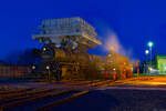 Blaue Stunde im S�chsischen Eisenbahnmuseum Chemnitz-Hilbersdorf - 50 3628 und 58 261 unter dem Kohlebunker, 13.02.2022