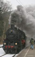 58 311 mit ihrem Tunnelfahrtenzug kurz vor der Abfahrt in Triberg 28.12.08