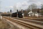 BR 58 311 am 14.03.09 passiert die Signal-Gruppe des Bahnhofs Aue.