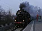 58 311 zieht ihren Zug nach Klingenberg-Colmnitz durch Freital-Deuben. Die letzten Sonnenstrahlen des 21.3.2009 treffen sie dabei.