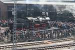 58 311 auf der Drehscheibe im BW Dresden Altstadt.Zu beachten sind auch die Eisenbahnfans die an diesen Samstag sehr zahlreich erschienen waren.