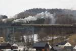 58 311 berquert am 14.03.09 unter Volldampf das in der Steigung liegende Markerbacher Viadukt.
