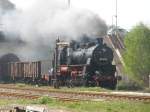 58 1111-2 mit einem Gterzug bei der Einfahrt im Bahnhof Nossen,am 19.04.09