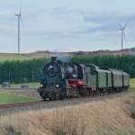 Die BR 58 311 zieht im letzten Abendlicht mit ihrem Zug gen Gerolstein.