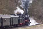 Mit Volldampf in die Vulkan-Eifel.

58 311 macht am 05.04.2010 gehrig Dampf als Schublok um von Gerolstein aus die Hhen der Eifel Richtung Daun zu erklimmen.
Eifelquerbahn Ostern 2010.