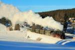 58 311 bei der Ausfahrt aus Falkau-Altglashütten am 01.01.2015. Genauso wie bei dem vorherigen, 367 Tage früher entstandenen Bild herrschte auch an diesem ersten Tag des neuen Jahres herrliches Winterwetter, lediglich die Zuggarnitur ist diesmal um einen Wagen kürzer