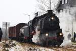 DAMPFLOK 58311-EF-TREYSA BEIM KOHLENFASSEN IM BAHNHOF BINDWEIDE/WW  Bei der Sonderfahrt der EF-TREYSA nach BINDWEIDE/WESTERWALD steht die Lok hier  vor dem Bahnhofsgebäude,um Kohlenachschub zu