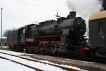 58 311 dampft im Bahnhof Schlettau vor sich hin.