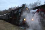 58 311 fhrt mit Zug an den Wasserkran im Eisenbahnmuseum Schwarzenberg.