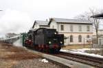 58 311 ist zurck nach Markersbach zu einer Pendelfahrt unterwegs, hier dampft sie am EG des Bahnhof Scheibenberg vorbei.(28.03.09)