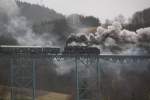 Der Sonderzug mit 50 3648-8 (SEM-Chemnitz) und der Schublok 58 311 (UEF) berquert am 28.03.09 das Markersbacher Viadukt Richtung Annaberg-Buchholz. 58 311 wurde richtig gefordert, das die 50er einen Schieberschaden hat!