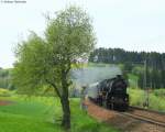 58 1111-2 (58 311) mit ihrem Tunnelfahrtenzug (Triberg-St.Georgen(Schwa rzw)) am km 70,0 10.5.09