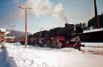 Fotoscan: 58 3047 mit einem Sonderzug in Klingenthal, Februar 1996.