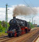 Die Dreizylinder-Güterzug-Dampflokomotive 58 311 der UEF Ulmer Eisenbahnfreunde (ex DR 58 1111-2, ex DR 58 311, ex G 12 Baden 1125), fährt sie am 31.05.2014 beim Dampfspektakel 2014 in den Hauptbahnhof Neustadt an der Weinstraße ein, um einen Personenzug anzuhängen. Sie hat die NVR-Nummer  90 80 0058 311-6 D-UEF.

Die Lokomotive 58 311 wurde 1921 von der Maschinenbaugesellschaft Karlsruhe unter der Fabriknummer 2153 als Baden 1125 (badische  G12) gebaut. Bis 1942 war sie hauptsächlich im BW Karlsruhe Rbf stationiert, kam aber dann, mit zusätzlichem Frostschutz versehen, zum Kriegseinsatz nach Oberschlesien beim BW Groschowitz. Nach einigen Irrfahrten wurde die Lok 1946 in Senftenberg wieder in Betrieb genommen und im BW Reichenbach/Vogtland einer  Gesundungs-L0  unterzogen, mit der die ärgsten Unterhaltungsmängel behoben wurden.

Nach Gastspielen in Werdau, Zwickau, Gera und Greiz kam die Lok 1960 zum BW Karl-Marx-Stadt/Hilbertsdorf, wo sie bis 1973 eingesetzt war. Die letzte Stationierung der inzwischen als 58 1111-2 umgezeichneten Lokomotive war bis 1977 das BW Aue.

Am 19.03.1977 wurde 58 311 ausgemustert, sie fuhr noch als Zuglok eines Güterzuges die damalige deutsch-deutsche Grenze, um anschließend als Lz-Fahrt zum Dampflokmuseum (DDM) in Neuenmarkt-Wirsberg, die sie gekauft hatten. Hier war sie bis zum Verkauf an die UEF im Jahre 1984 als nicht-betriebsfähiges Ausstellungsstück zu sehen.

Nach erfolgter Hauptuntersuchung konnte die Lok am 8. Juni 1985 bereits wieder zugelassen werden und kam bei den Fahrzeugparaden der DB zum 150-jährigen Jubiläum erstmals wieder vor großem Publikum zum Einsatz. Im Winter 1992/93 stand die Lok zur Fahrwerks-Hauptuntersuchung an, die im RAW Meiningen durchgeführt wurde. Seitdem war 58 311 bis zum Ablauf der Kesselfrist im Januar 2001 bei zahlreichen Sonderfahrten in ganz Deutschland, Frankreich und der Schweiz im Einsatz zu bewundern.

Seit 3. Juni 2006 ist diese Lokomotive nach langer und 
aufwändiger Hauptuntersuchung wieder betriebsbereit.

Von dieser Lokbaureihe wurden insgesamt 1478 Loks für verschiedene Bahngesellschaften gebaut.
Die Deutsche Bundesbahn musterte ihre Exemplare bereits 1953 aus. Die Deutsche Reichsbahn hatte 1968 noch 300 Maschinen im Einsatz. Bei Einführung der EDV-Nummern im Jahr 1970 wurde bei den dreistelligen Betriebsnummern im Allgemeinen eine eins an der Tausenderstelle eingefügt. Die letzten Lokomotiven wurden Ende der 1970ger-Jahre ausgemustert. 

Die gedrungene, bullig wirkende Güterzuglokomotive erreichte zwar nur eine Höchstgeschwindigkeit von 65 km/h, mit ihrem Dreizylindertriebwerk verfügte sie aber übergenügend Leistung (1.540 PS) für schwere Güterzüge im Bergland.



Technische Daten der 58 311:
Bauart:  1'E h3
Gattung:  G 56.16 (5 von 6 Achsen angetrieben / 16 t Achslast)
Spurweite:  1435 mm (Normalspur)
Länge über Puffer:  18.495 mm
Dienstgewicht:  93,6 t (ohne Tender)
Achslast:  16,3 t
Höchstgeschwindigkeit:  65 km/h
Indizierte Leistung:  1.133 kW/ 1.540 PSI
Treibraddurchmesser:  1.400 mm
Laufraddurchmesser vorn:  1.000 mm
Zylinderanzahl:  3
Zylinderdurchmesser:  570 mm
Kolbenhub:  660 mm
Kesselüberdruck:  14 bar
Tender:  pr. 3 T 20
Wasservorrat:  20,0 m³
Kohlevorrat: 6 t