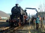 58 311 wird beim Dreikönigsdampf 2009 in Hausach bekohlt (03.01.2009)        -->Das Bild stammt noch aus meiner Anfangszeit der Eisenbahnfotografie, daher noch ein paar  Fehler  vorhanden.