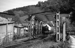 Die 58 1111-2 (58 311) verlässt im Mai 1998 bei einer Plandampfveranstaltung mit einem Güterzug den Bahnhof Erla (Strecke Schwarzenberg - Johanngeorgenstadt)