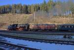 Abendstimmung am 29.12.2025 in Seebrugg. Lok und Wagenkomposition stehen auf einem Gleis daneben. Fotografiert habe ich vom Bahnübergang aus.