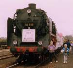 62 015 vor dem Eröffnungszug nach Lückenschluss zwischen Mellrichstadt und Rentwertshausen am 28.September 1991 in Mellrichstadt mit entsprechendem Schild vorne an der Lok.Am anderen Ende des Zuges