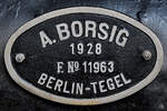 Das Herstellerschild an der 1928 gebauten Dampflokomotive 64 007, welche Teil der Ausstellung im Mecklenburgischen Eisenbahn- und Technikmuseum Schwerin ist.