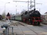 Ein Dampfzug des Vereins Historische Eisenbahn Emmental mit der BR 64 518, den EBT-Bi 527 und 538 sowie dem WR 801  Emmentalertube  fährt am 28.
