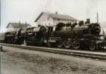 BR 64 und BR 52 abfahrbereit in Drrrhrsdorf/Sachsen anllich der Sternfahrten nach Drrrhrsdorf um 1985. Damals noch auf ORWO-Film fotografiert, entwickelt , vom Original gescannt.