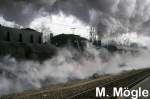 Viel Dampf und dazwischen die 64 289 bei einer Sonderfahrt im Bahnhof Tbingen 1996. Zuglok war die 44 1616, von der nur noch der Tender zu sehen ist.