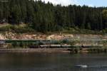 Die 64 419-5 fhrt mit Ihrem Sonderzug auf dem Weg von Seebrugg nach Titisee zunchst am Schluchsee entlang und wird in Krze den Halt in Schluchsee erreichen.